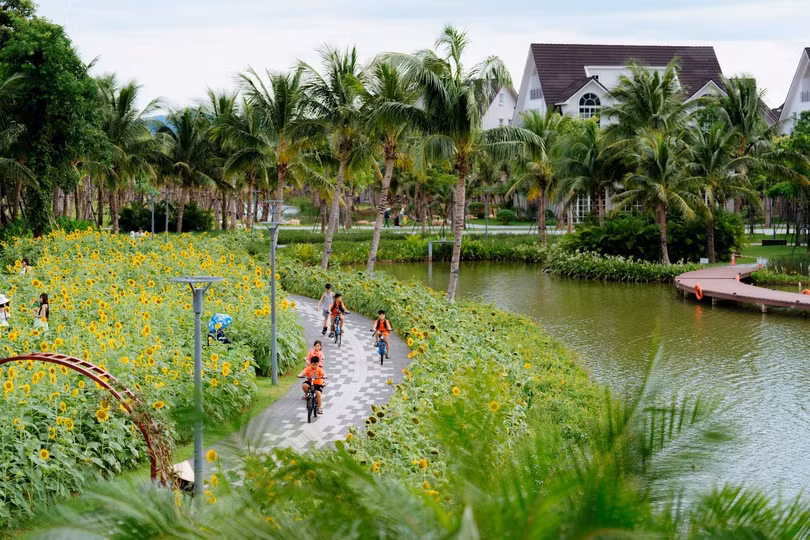 Trẻ đạp xe giữa công viên để đến trường tại đô thị Eco Central Park. Ảnh: Thanh Sơn.