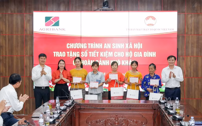Đại diện Agribank các Chi nhánh trao sổ tiết kiệm cho các hộ dân có hoàn cảnh khó khăn.