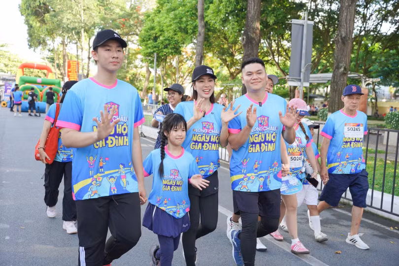 Lần đầu tiên 2.000 thành viên từ gia đình 3 thế hệ cùng đi bộ vì sức khỏe ảnh 3 Lần đầu tiên 2.000 thành viên từ gia đình 3 thế hệ cùng đi bộ vì sức khỏe ảnh 3