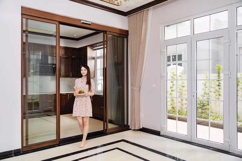 Cửa thông minh Eurowindow sàn tự động, góp phần nâng cao tiện nghi và hiệu quả vận hành cho không gian sống hiện đại