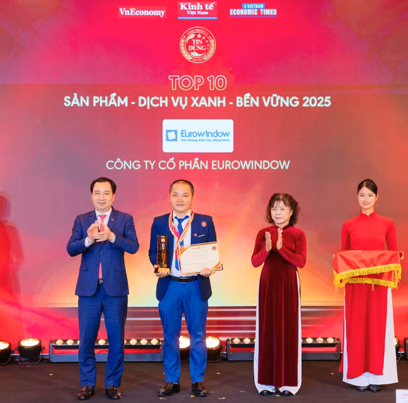 Ông Hoàng Đình Bình – Giám đốc Kinh doanh Eurowindow, đại diện doanh nghiệp nhận vinh danh Top 10 Sản phẩm – Dịch vụ Xanh và Bền vững