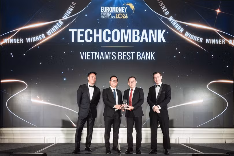 Ông Nguyễn Anh Tuấn, Phó Tổng Giám đốc, Giám đốc Khối Ngân hàng Bán lẻ và Ngân hàng Cao cấp Techcombank cùng cộng sự nhận giải tại lễ trao giải diễn ra ở Singapore vào tối ngày 10/9. Ảnh: Euromoney.