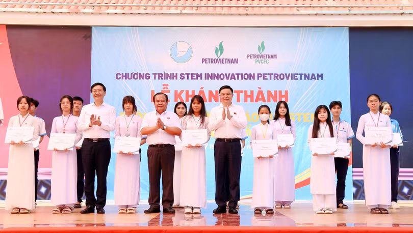 Đồng chí Lê Mạnh Hùng - Bí thư Đảng ủy, Chủ tịch HĐTV Petrovietnam và đồng chí Trần Quang Dũng - Phó Bí thư Thường trực Đảng ủy Petrovietnam cùng lãnh đạo tỉnh Cà Mau trao học bổng cho học sinh Trường THPT Đầm Dơi.