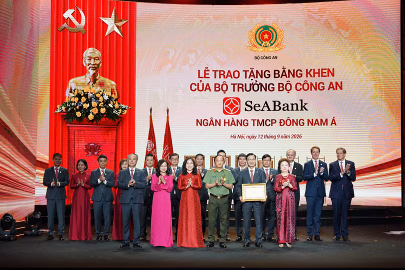 anh-3-ban-lanh-seabank-don-nhan-bang-khen-cua-bo-truong-bo-cong-an-vi-da-co-thanh-tich-xuat-sac-trong-phong-trao-toan-dan-bao-ve-an-ninh-to-quoc.jpg