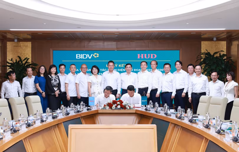 Tổng Giám đốc BIDV Lê Ngọc Lâm và Tổng Giám đốc HUD Đỗ Hoài Đông đại diện hai đơn vị ký Thỏa thuận hợp tác