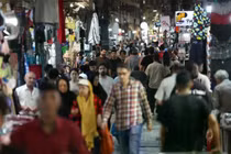 Người mua sắm tại khu chợ Grand Bazaar ở Tehran. Ảnh: Reuters.
