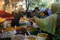 Khi cuộc xung đột kéo dài, người dân Tehran phải vật lộn với lạm phát gia tăng và áp lực kinh tế. Ảnh: The Times.