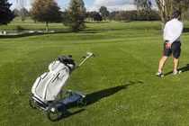 IXi là một chiếc xe đẩy chơi golf tự lái, không chỉ có thể chở gậy mà còn cung cấp các mẹo chơi golf. Ảnh: Botronics.