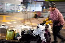 Bà Wu Sau-jing, 71 tuổi, mỗi đêm đều ra khu Hung Hom, Hong Kong để thu gom bìa carton. Ảnh: CNN.