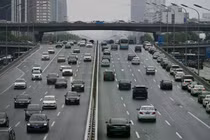 Ô tô chạy trên đường cao tốc ở Bắc Kinh. Ảnh: AFP.