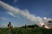 Binh sĩ Ukraine bắn pháo phản lực về phía các vị trí của Nga. Ảnh: Getty.