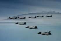 Máy bay F-35 Lightning II của Không quân Mỹ bay sát bên cạnh các máy bay F-35 của Hàn Quốc trong một cuộc tập trận trên Biển Hoàng Hải. Ảnh: Reuters.