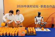 Tại một gian hàng ở Diễn đàn Zhongguancun 2026 hồi đầu năm nay, các công nhân và một robot cùng nhau pha trà. Việc Trung Quốc triển khai trí tuệ nhân tạo đã làm dấy lên những lo ngại về tương lai của thị trường việc làm. Ảnh: EPA.