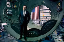 Elon Musk, đồng sáng lập Tesla và OpenAI, bên trong một phần của tên lửa SpaceX Falcon 9, tại Cape Canaveral, Florida, Mỹ năm 2010. Ảnh: Vanity Fair.
