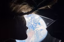 Nữ phi hành gia Christina Koch của NASA nhìn lại Trái đất qua cửa sổ trên tàu vũ trụ Orion. Ảnh: NASA.