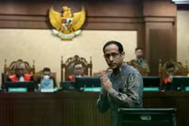 Người sáng lập Gojek Nadiem Makarim trong phiên điều trần tuyên án tại Tòa án quận trung tâm Jakarta ở Jakarta vào ngày 30/6. Ảnh: AFP.