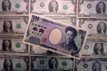Tờ tiền giấy mệnh giá 1.000 yen và USD trong bức ảnh được chụp vào ngày 19/3/2025. Ảnh: Reuters.