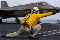 Một thủy thủ Mỹ phóng máy bay F-35C Lightning II, thuộc Phi đội tấn công chiến đấu Thủy quân lục chiến 314, từ boong tàu sân bay lớp Nimitz USS Abraham Lincoln trong cuộc xung đột đang diễn ra với Iran, ngày 5/8. Ảnh: Reuters.