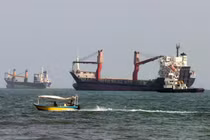 Có thể nhìn thấy các tàu thuyền ở eo biển Hormuz, ngoài khơi thành phố cảng Bandar Abbas ở miền Nam Iran. Ảnh: AFP.