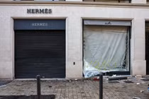 Một cửa hàng Hermès ở Marseille, Pháp, bị phá hoại trong hôm 17/10. Ảnh: AFP.