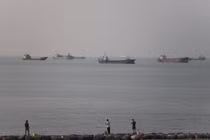 Các tàu thuyền ở eo biển Hormuz gần bãi biển Bandar Abbas, Iran, vào Chủ nhật, ngày 21/6. Ảnh: Reuters.