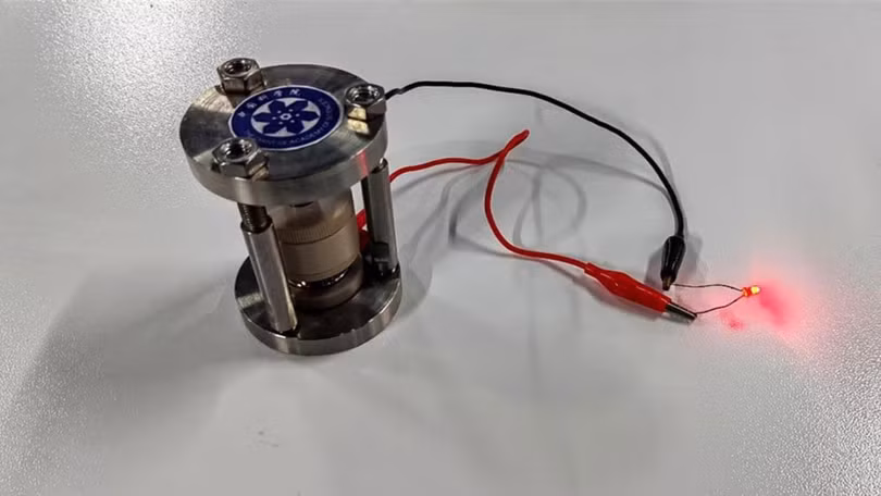 Pin hydride ion ở trạng thái rắn hoàn toàn. Ảnh: IE