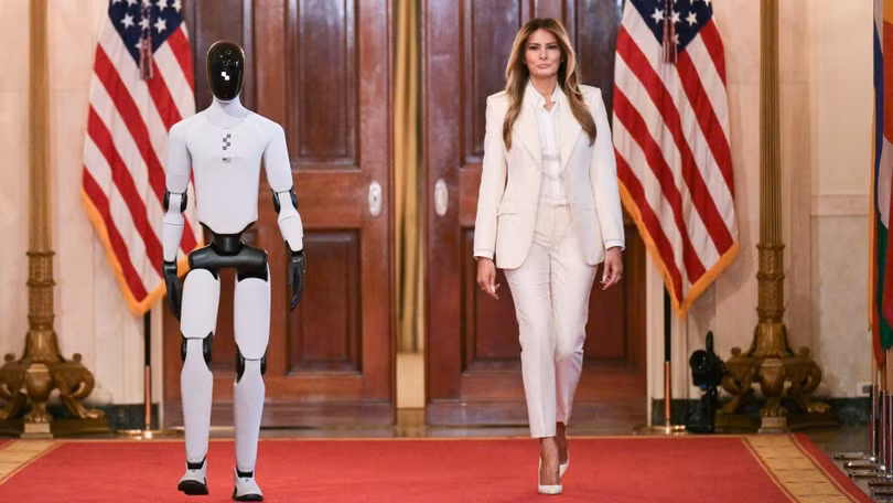 Robot nhân hình cùng sải bước với bà Melania Trump tại Hội nghị Thượng đỉnh AI diễn ra ở Nhà Trắng, Washington, D.C. Ảnh: Getty
