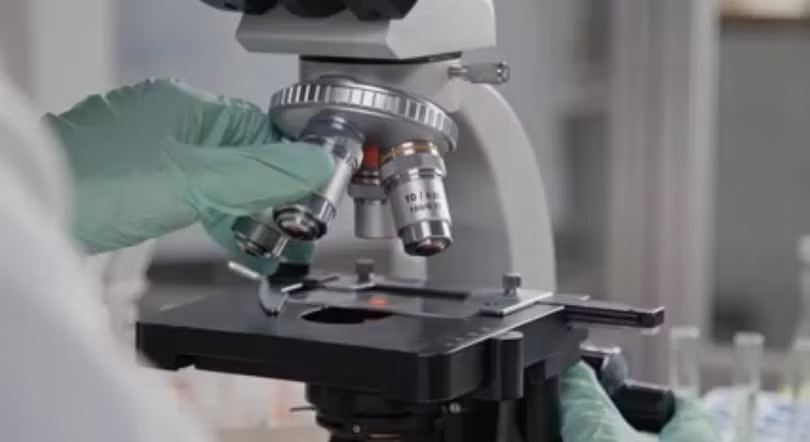 Các nhà khoa học Trung Quốc vừa phát triển một thiết bị cầm tay có khả năng phát hiện các dấu ấn sinh học ung thư giai đoạn đầu chỉ từ một giọt máu duy nhất, với độ chính xác lên tới 94,9%. Ảnh: MotionArray