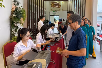 Nhiều cổ đông có mặt từ sớm để tham dự đại hội của Hoá chất Đức Giang. Ảnh: Hoàng Dung.