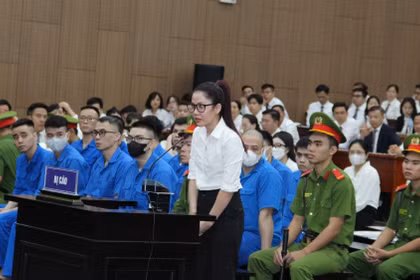 Bạn gái Mr Pips kể việc mang tiền xuống sảnh chung cư đổi lấy túi vàng