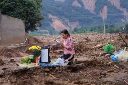 Sau trận lũ quét kinh hoàng ở Lai Châu: “Tôi chạy khắp nơi tìm mẹ nhưng không thấy nữa”
