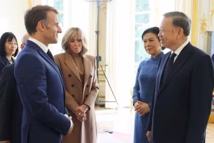 Chiều 10/9, giờ địa phương, Tổng thống Pháp Emmanuel Macron trao Huân chương Đại thập tự Bắc đẩu bội tinh, phần thưởng quốc gia cao quý bậc nhất của nước Pháp, tặng Tổng bí thư, Chủ tịch nước Tô Lâm. Ảnh: TTXVN.