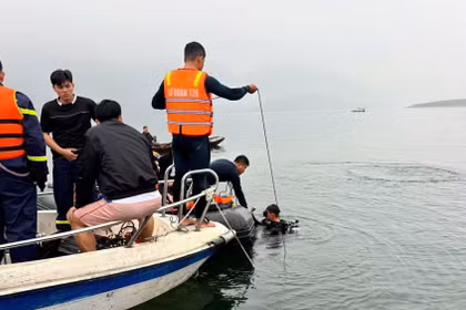 Tìm thấy 1 trong 6 người mất tích trong vụ lật tàu trên hồ Thác Bà