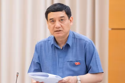 Chủ nhiệm Ủy ban Văn hoá và Xã hội Nguyễn Đắc Vinh trình bày báo cáo. Ảnh: Quốc hội.