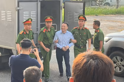 Shark Bình cười tươi khi đến tòa. Ảnh: Q.A.