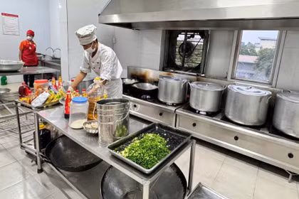 Không chọn nhà cung cấp suất ăn học sinh chỉ vì giá thấp