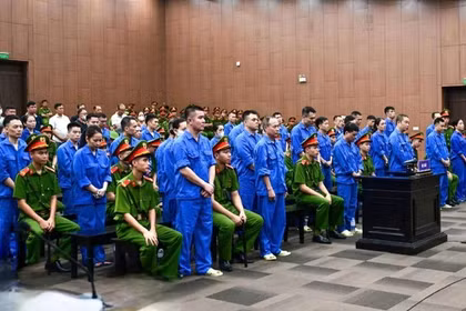 Vụ “chạy bệnh án” tâm thần: Vợ cựu viện trưởng nói gì về túi tiền khủng và tin nhắn “thiếu 4 tờ chị nhé"