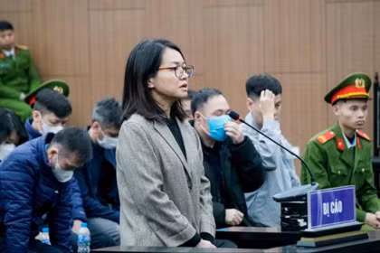  Doanh nghiệp khai mang tiền vào phòng cựu cục trưởng, hồ sơ ‘bị om’ được duyệt ngay