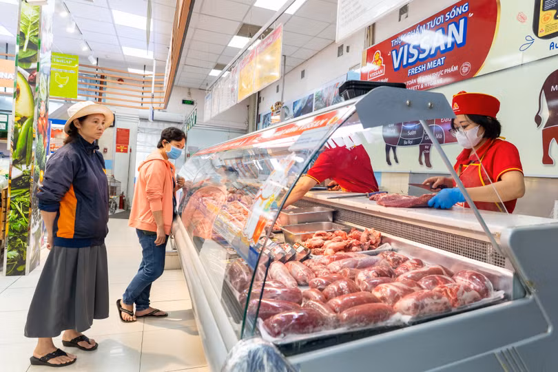 Người dân mua thịt lợn có truy xuất nguồn gốc tại siêu thị Co.opmart tại TP. HCM. Ảnh: Chánh Trung.