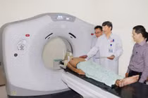 Máy xạ trị gia tốc tuyến tính tại Bệnh viện Ung bướu Nghệ An được chỉ định điều trị cho bệnh nhân ung thư. Ảnh: Bệnh viện Ung bướu Nghệ An.