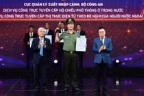 Cục Quản lý xuất nhập cảnh - Bộ Công an được trao giải thưởng năm 2024 với giải pháp “Dịch vụ công toàn trình cấp, cấp lại, sửa đổi, bổ sung Hộ chiếu phổ thông cho công dân Việt Nam và Dịch vụ công cấp thị thực điện tử theo đề nghị của người nước ngoài”. 
