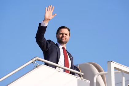 Phó Tổng thống Mỹ J.D. Vance vẫy tay khi lên chuyên cơ Không lực Hai sau khi tham dự cuộc đàm phán về Iran tại Islamabad, Pakistan hôm 12/4. Ảnh: Getty.