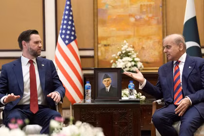 Phó Tổng thống Mỹ J.D. Vance gặp Thủ tướng Pakistan Shehbaz Sharif tại Islamabad hôm 11/4. Ảnh: Getty.