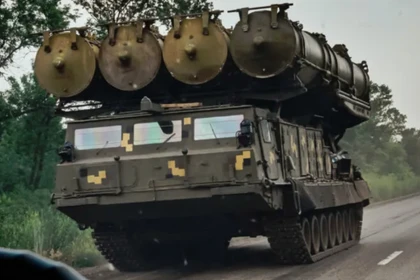 Phương tiện phóng thuộc hệ thống S-300V. Ảnh: MW.