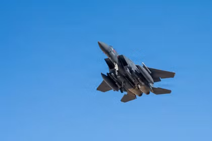Một máy bay F-15E Strike Eagle của Không quân Mỹ cất cánh thực hiện nhiệm vụ hỗ trợ chiến dịch "Epic Fury" trong cuộc chiến tranh Iran tại một địa điểm không được tiết lộ, ngày 9/3. Ảnh: Reuters.