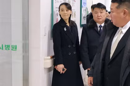 Bà Kim Yo-jong bên phải đang thị sát bệnh viện mới Kusong. Ảnh: AFP.