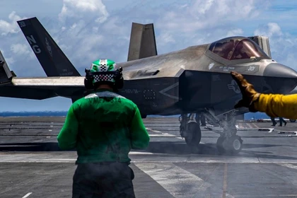 Máy bay F-35C trên tàu sân bay USS Abraham Lincoln. Ảnh: MW.