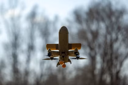 Một UAV đánh chặn Sting do công ty Wild Hornets của Ukraine sản xuất đang bay lượn tại một địa điểm không được tiết lộ ở Ukraine, ngày 16/3. Ảnh: Reuters.