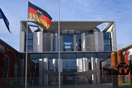 Quốc kỳ Đức tung bay trước Phủ Thủ tướng Liên bang, Berlin, Đức ngày 31/10/2025. Ảnh: Getty.
