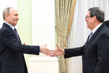 Tổng thống Nga Vladimir Putin gặp gỡ Ngoại trưởng Cuba Bruno Rodriguez Parrilla tại Điện Kremlin hôm 18/2. Ảnh: Sputnik.